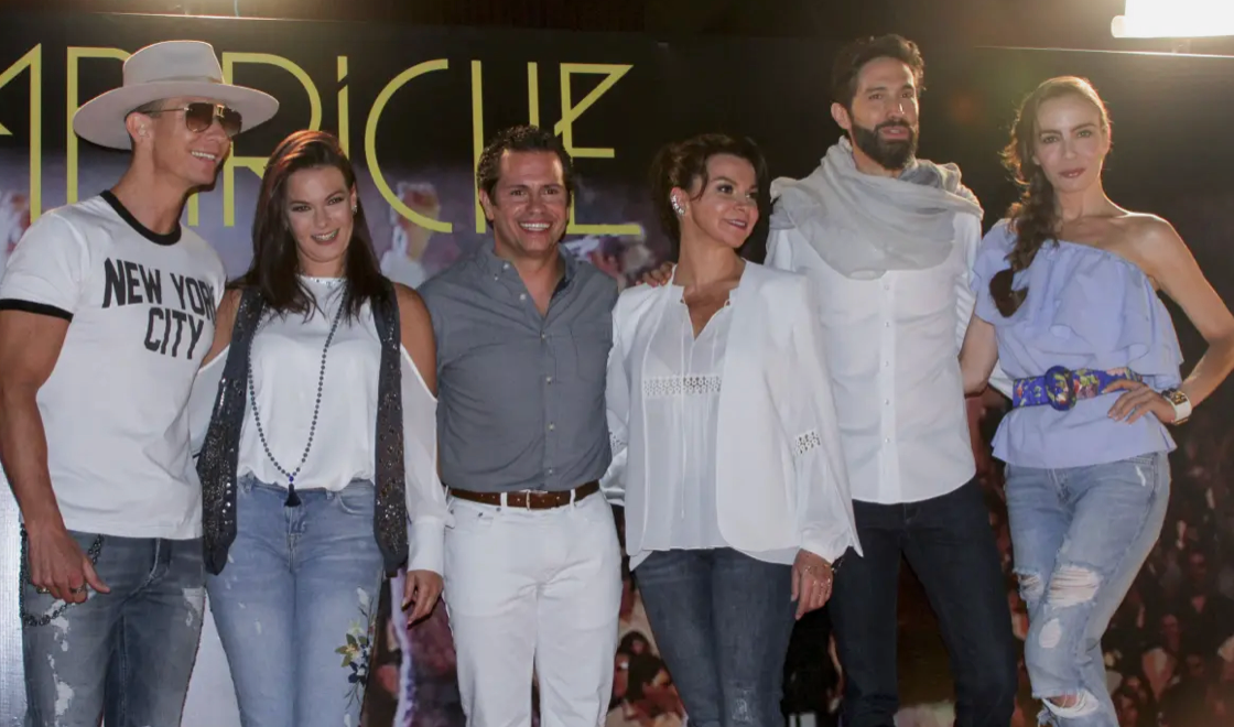 Sasha Sokol se une a sus excompañeros de Timbiriche para deslindarse de la serie sobre el legendario grupo mexicano