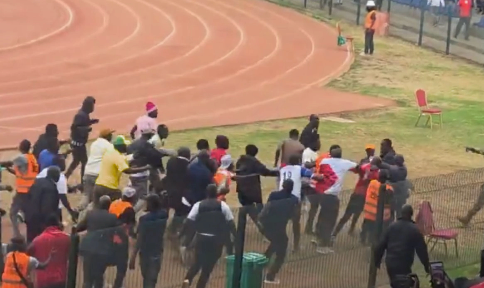 Aficionados invaden cancha y agreden a árbitro durante partido en Kenia