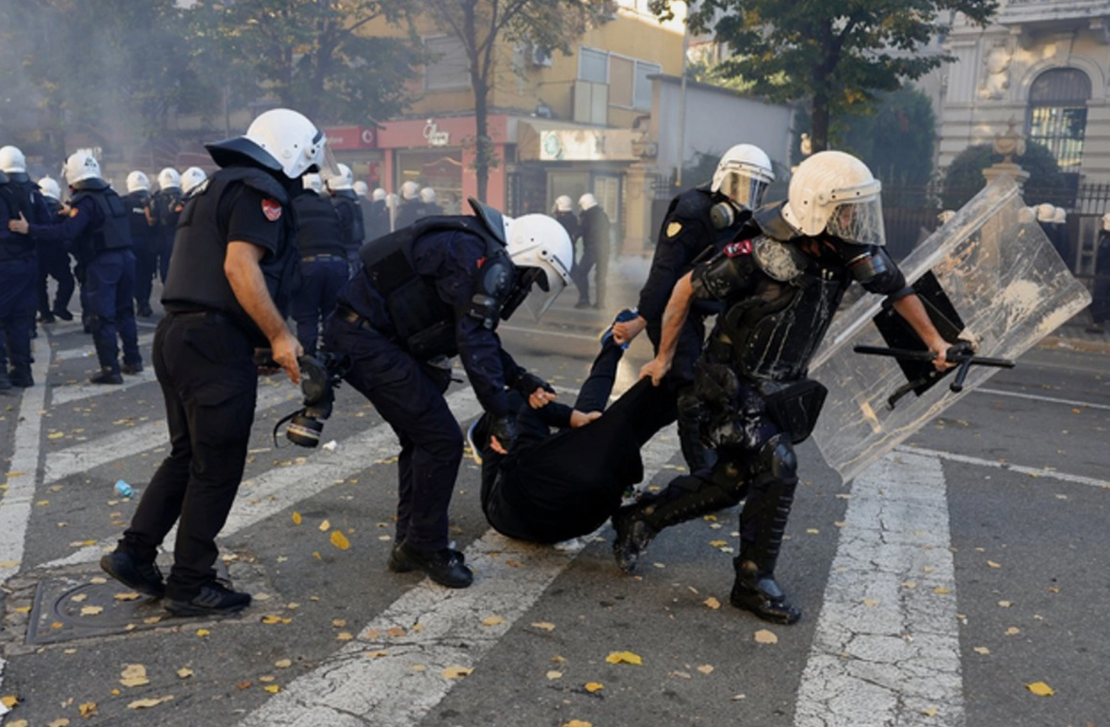 Reprimen con gases lacrimógenos y agua protesta estudiantil en Albania