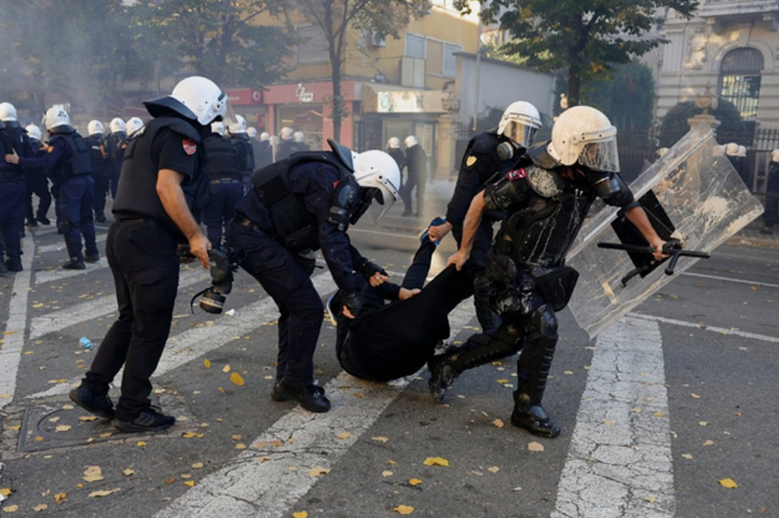 Reprimen con gases lacrimógenos y agua protesta estudiantil en Albania