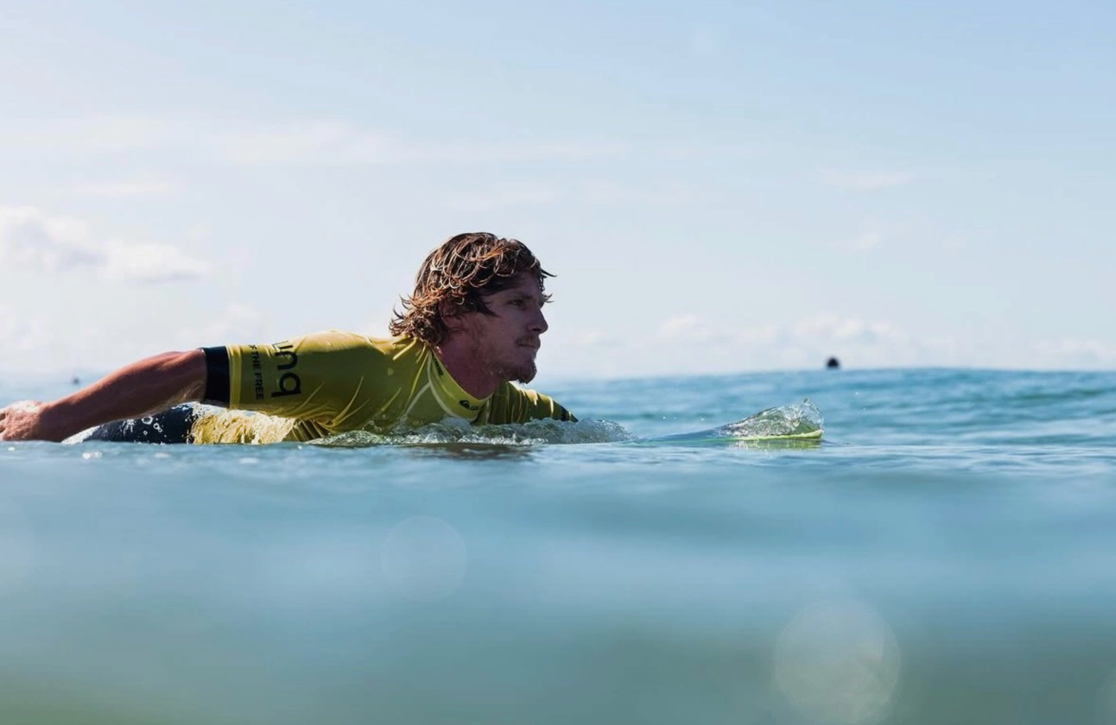 El surfista mexicano Alan Cleland enfrenta acusaciones de su ex pareja y una investigación por presunto abuso sexual