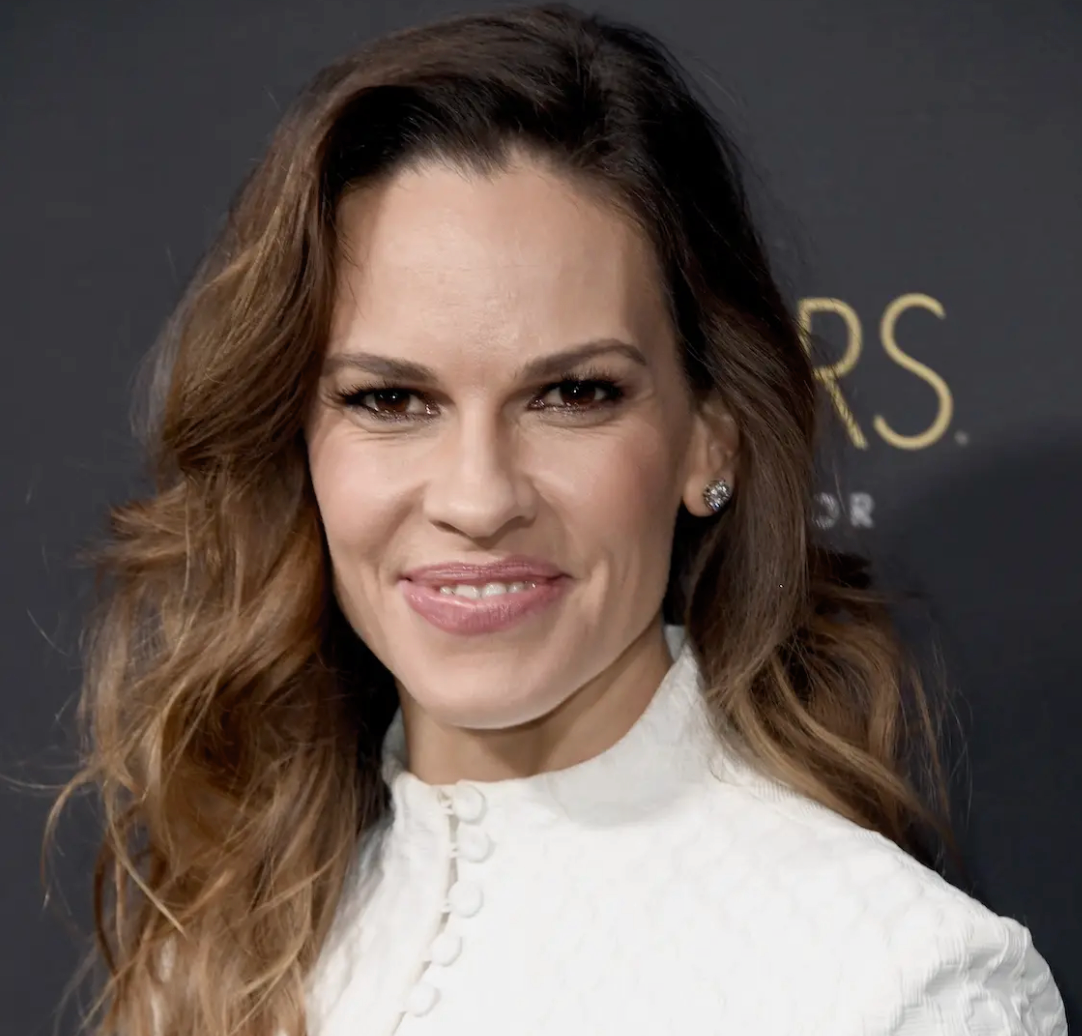 Hilary Swank responde a las críticas por ser mamá a los 52 años