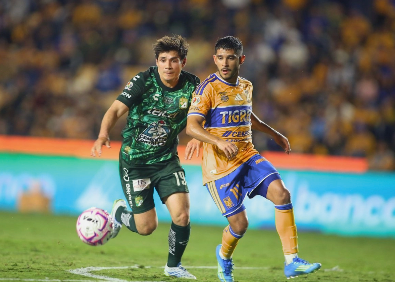 León domina 2-0 a Tigres y acelera el paso en el Apertura 2026
