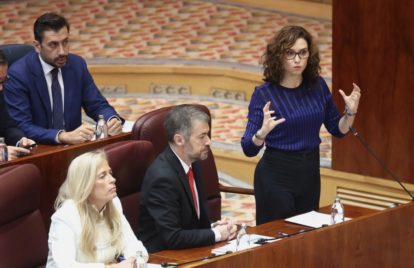 Ayuso defiende su reunión con Milei con datos falsos; el PSOE la acusa de preferir la motosierra a las personas