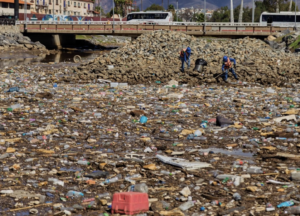Lluvias arrastran basura por el Arroyo Ensenada; brigada limpia la desembocadura