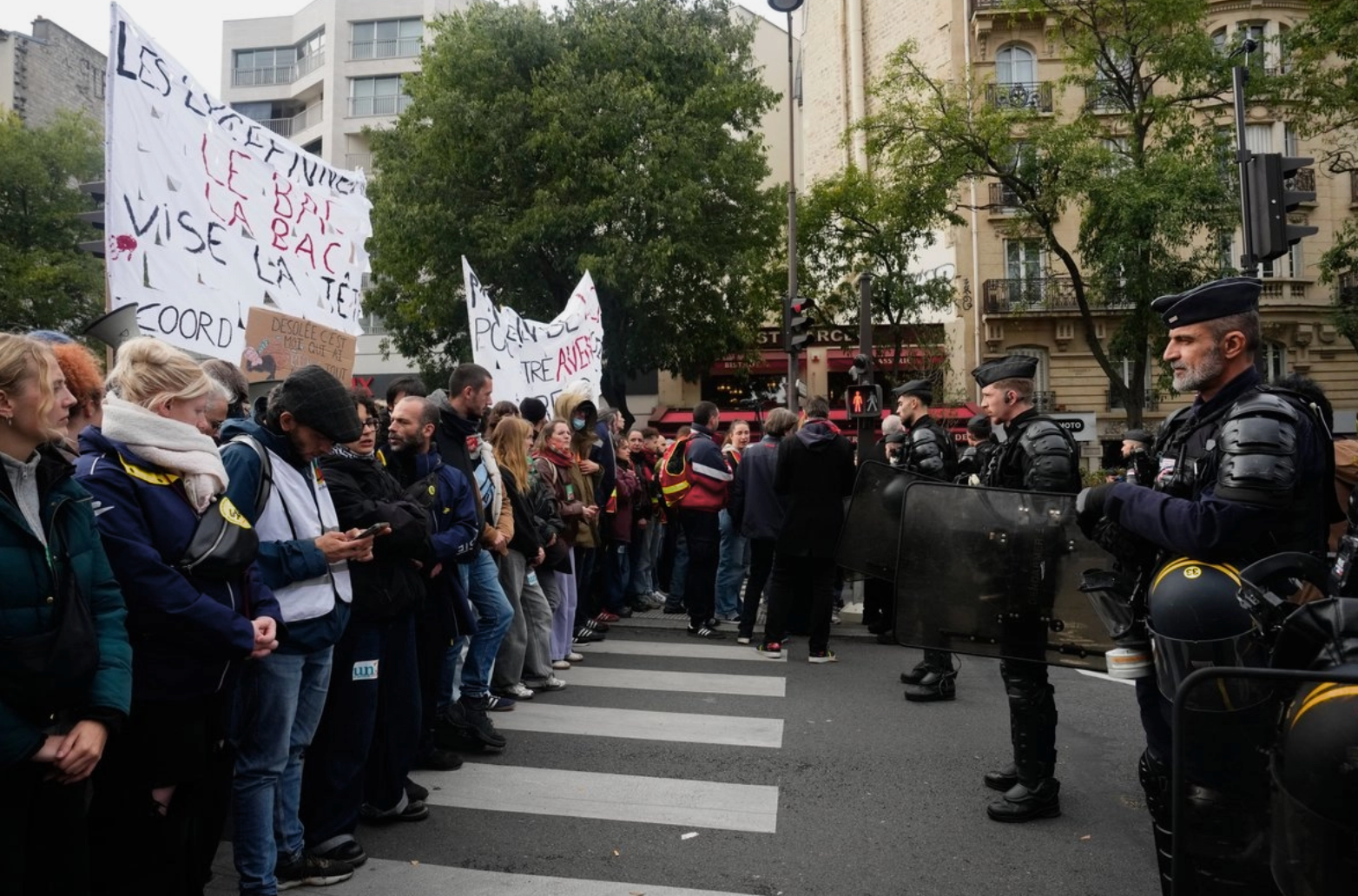 Macron recibirá a organizaciones de estudiantes ante la ola de protestas y decreta toque de queda en París