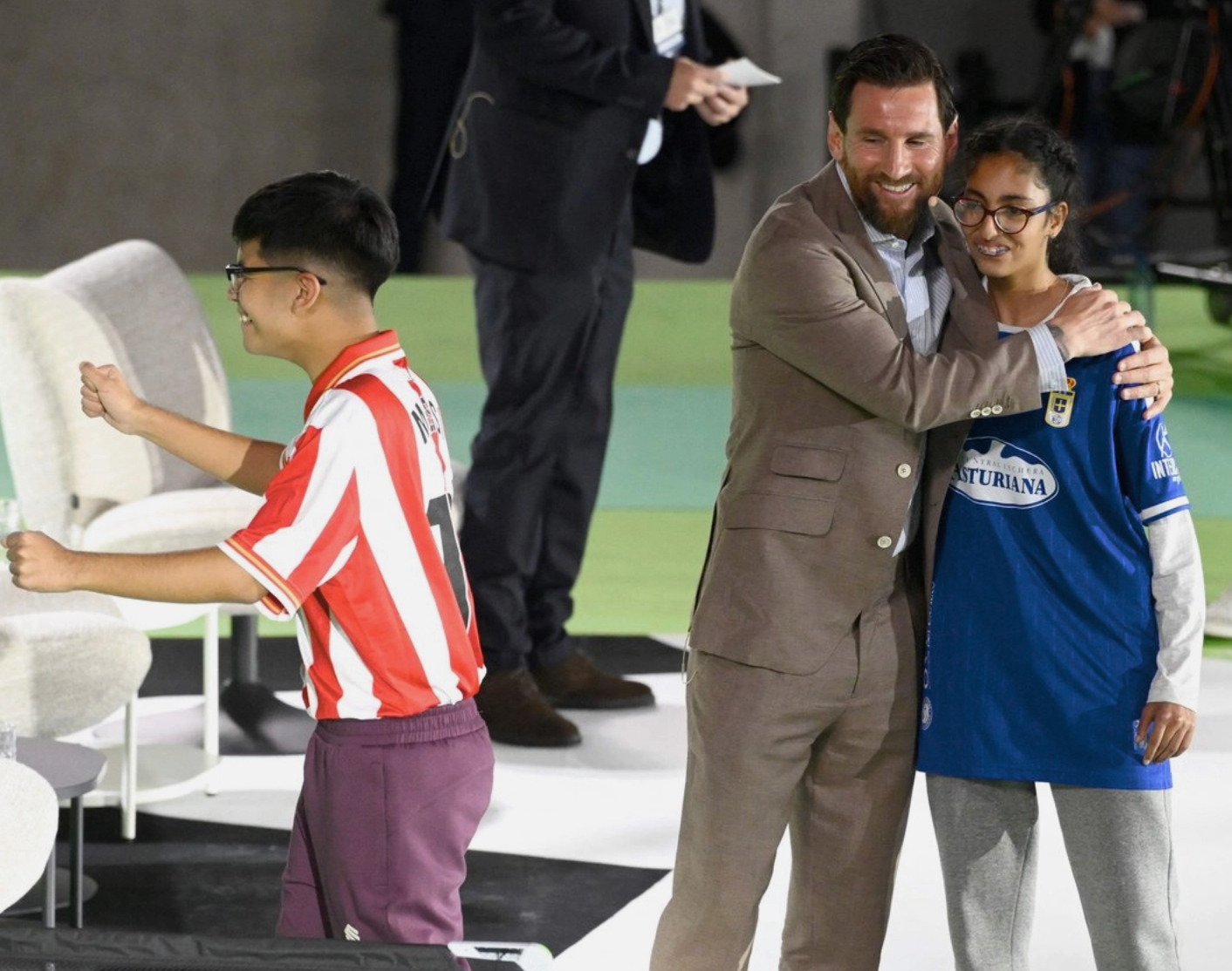 Messi convivió con aficionados antes de recibir el Princesa de Asturias