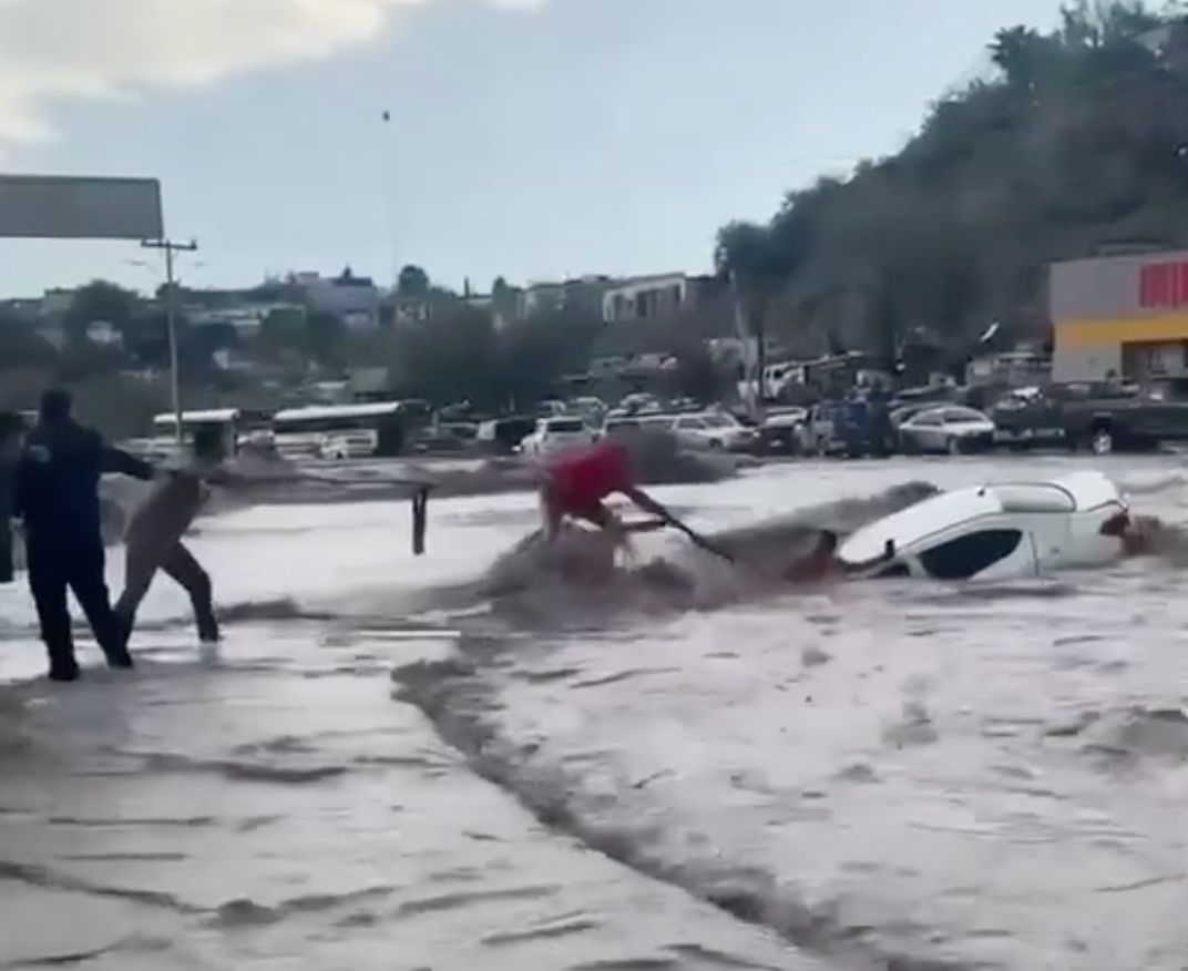Sobreviven ocupantes de vehículos arrastrados por la corriente en Ciudad Juárez