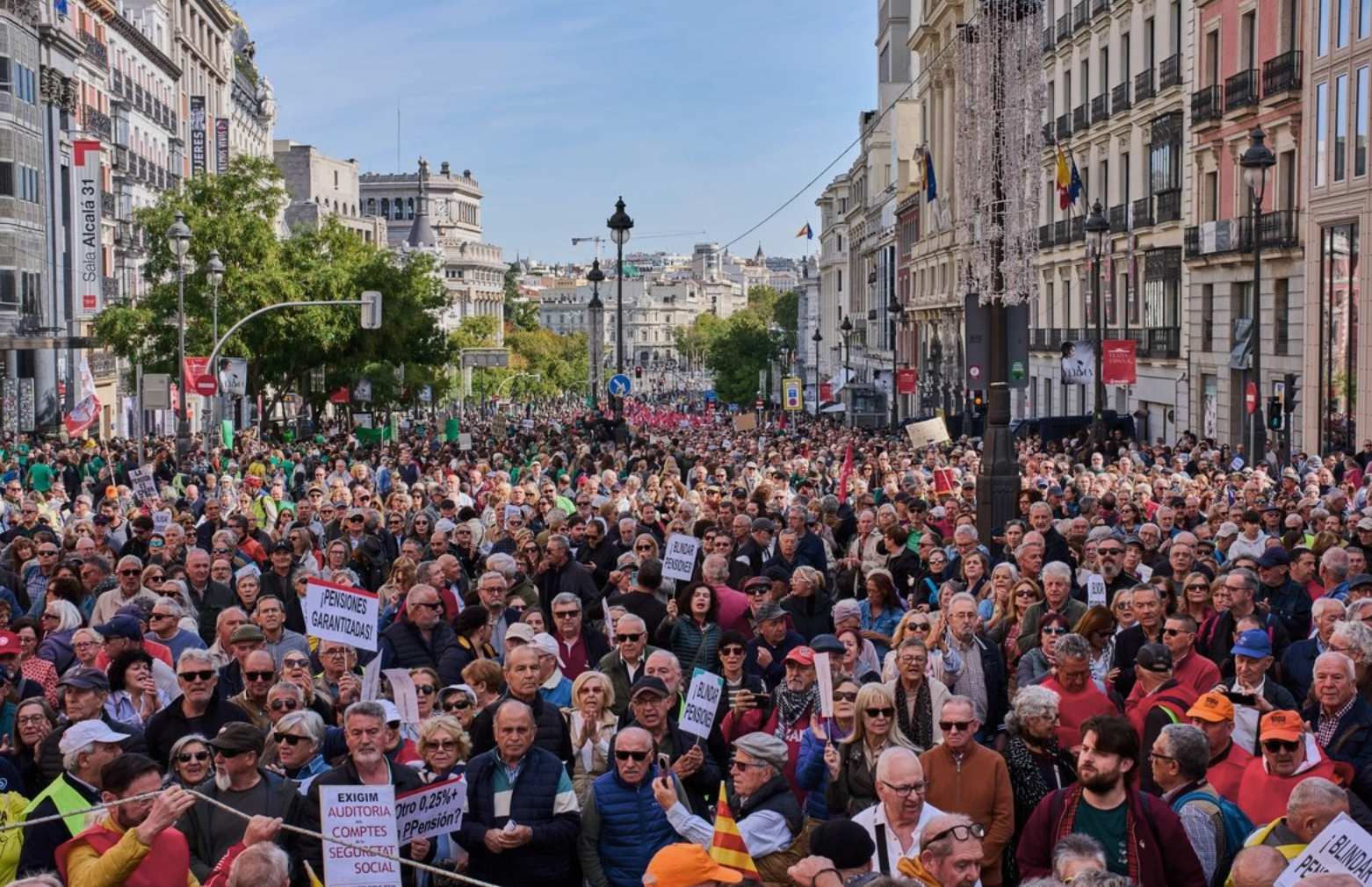 Miles de jubilados marchan en Madrid para exigir pensiones dignas