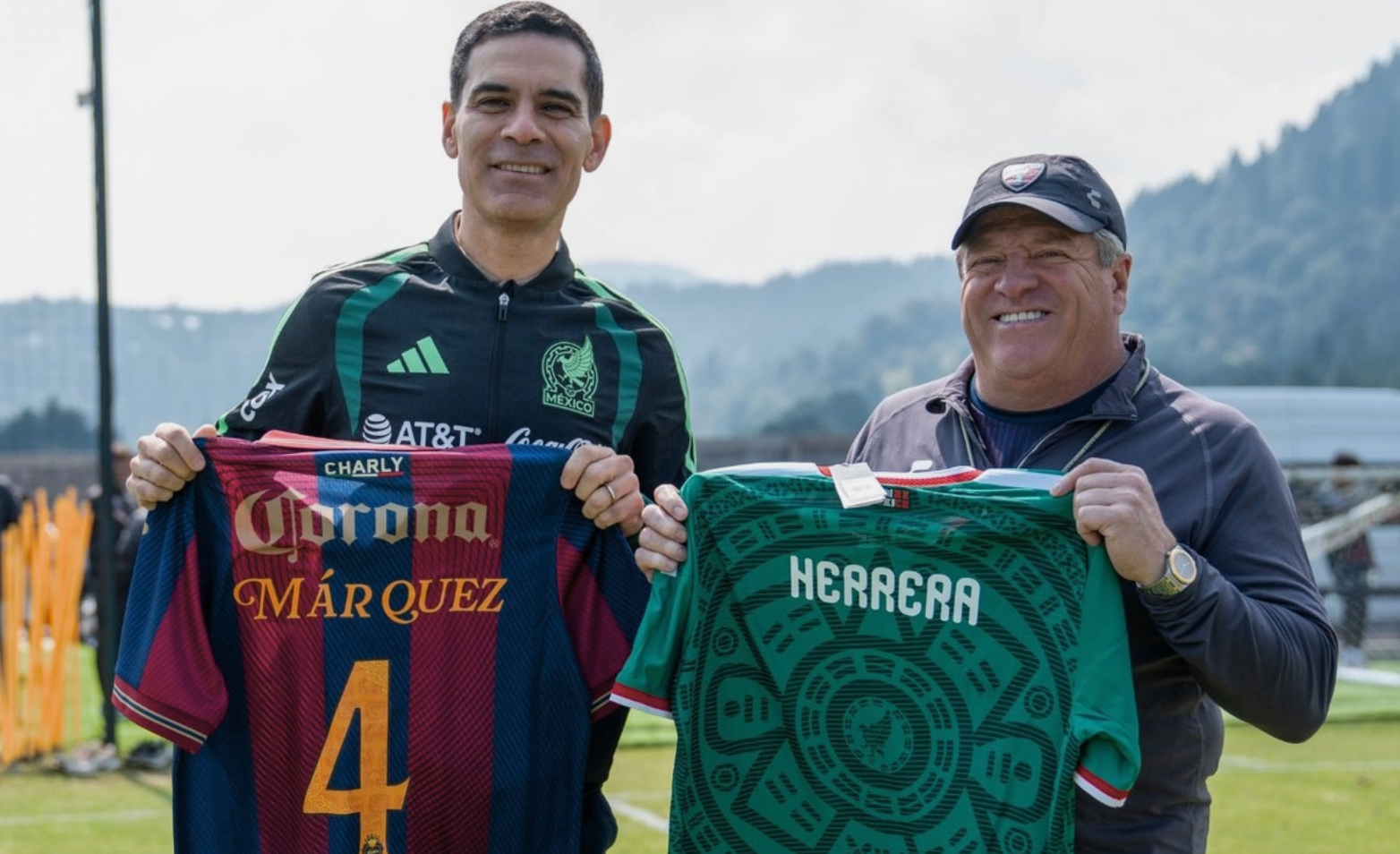 Rafael Márquez visita entrenamiento del Atlante y se reúne con Miguel Herrera