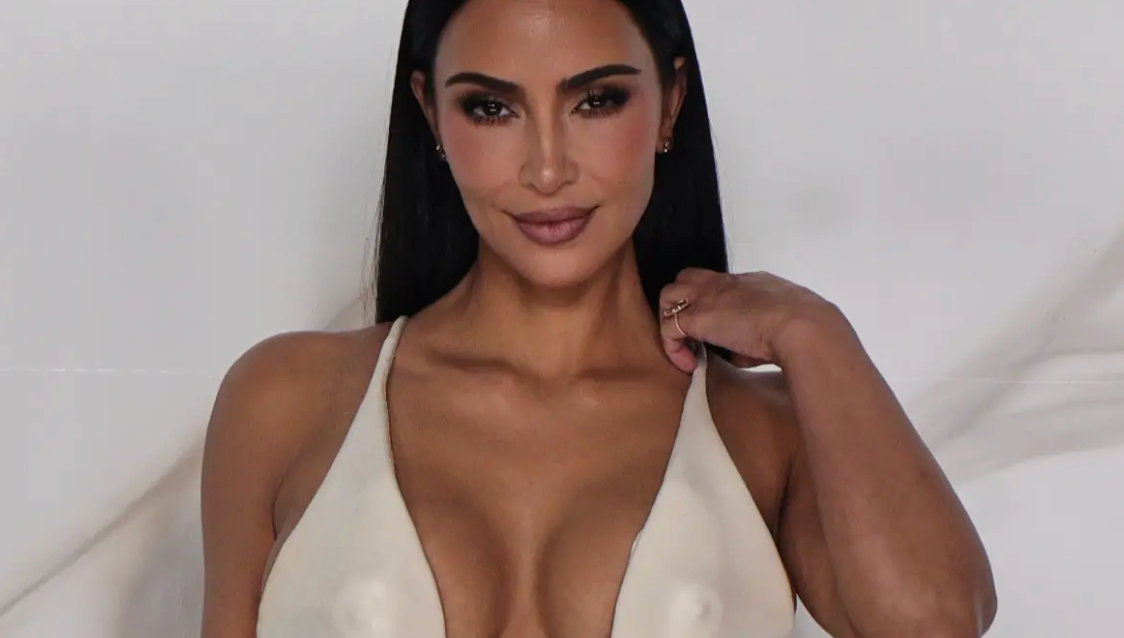 Kim Kardashian va más allá de su Ultimate Nipple Bra de SKIMS e impacta con revelador diseño de Schiaparelli en la CDMX