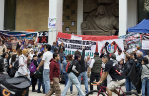 Trabajadores del IMSS inician marcha con exigencias del 10% de aumento salarial