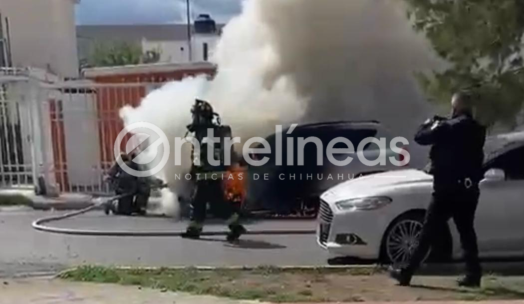 De humo a llamas: Jeep Compass se incendia frente a vivienda en la Magisterial