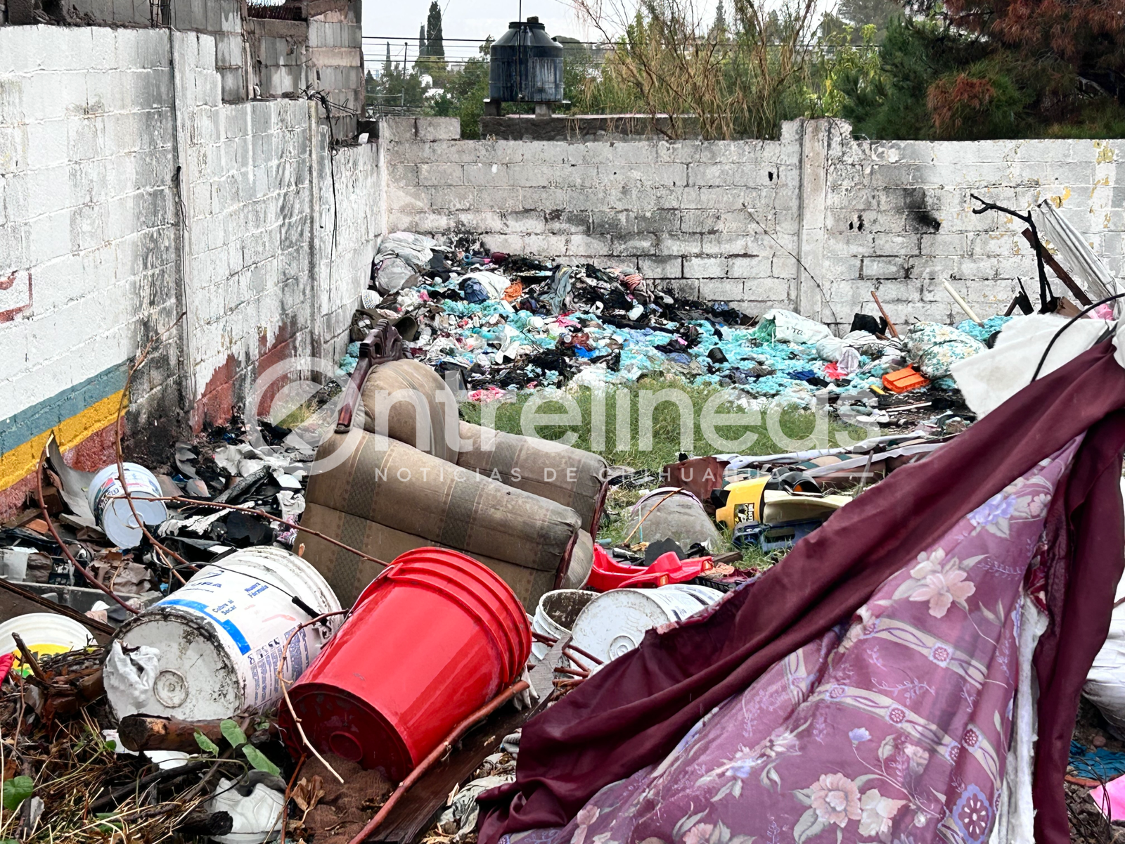 Entre basura, ratas y riesgo por incendios, viven vecinos de la Diego Lucero por abandono de antigua gasera