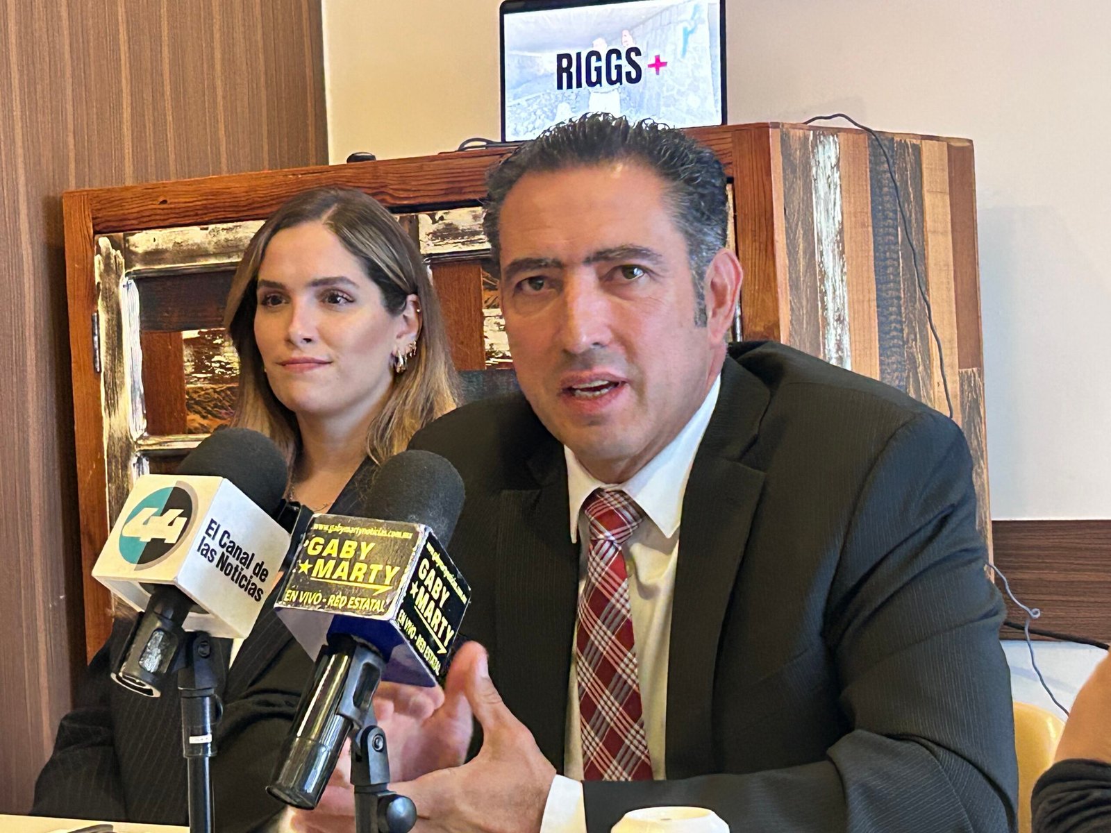 Dice Riggs que su aspiración a alcalde por Morena es personal; descarta recibir órdenes de Javier Corral
