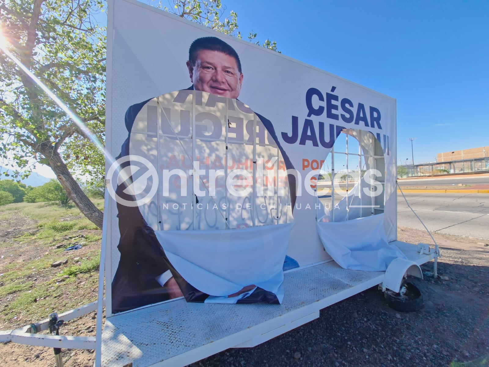 Vandalizan anuncios de César Jáuregui y Carlos Olson en la vialidad Sacramento