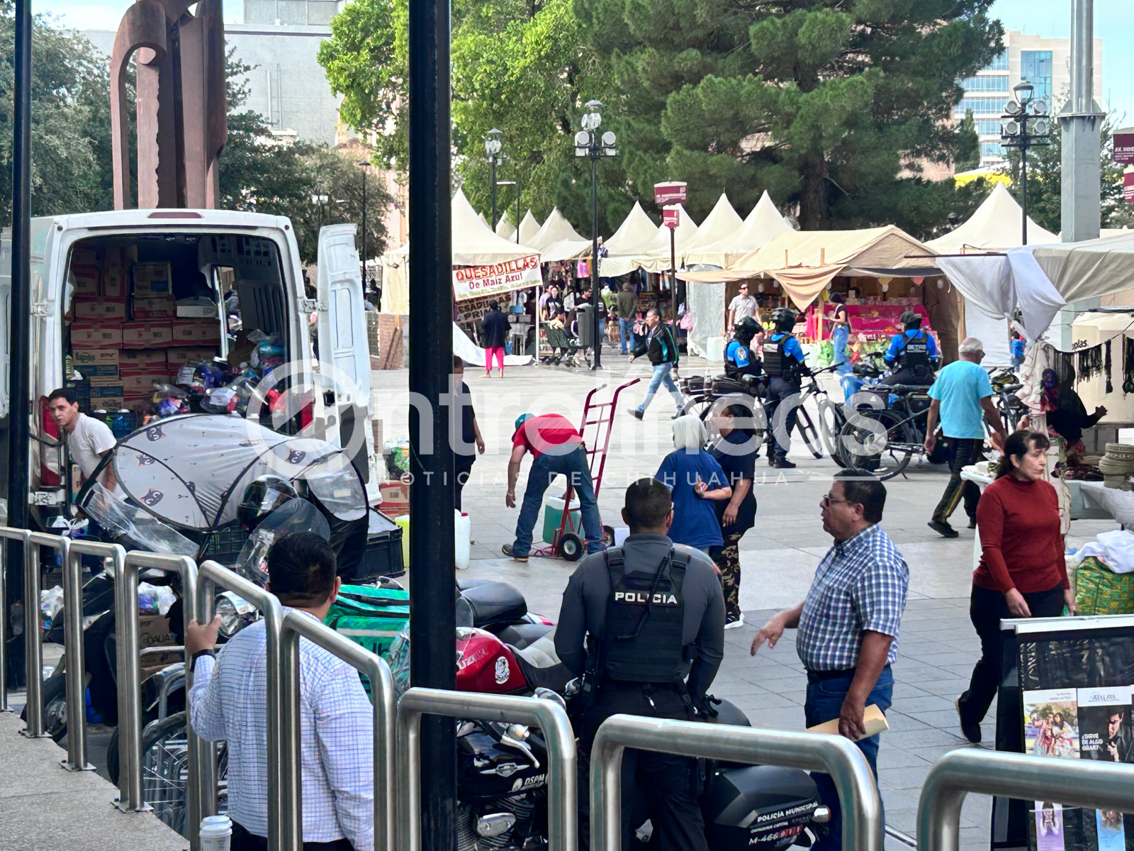 Piden evitar ingreso de vehículos a zona peatonal para prevenir accidentes por adoquines sueltos