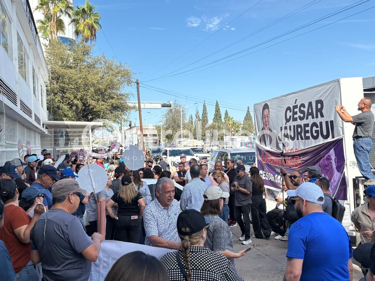 Panistas se congregan frente a la FGR en Chihuahua para exigir liberación de César