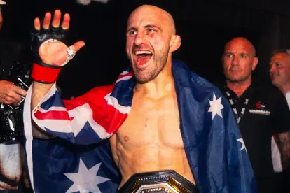 Alexander Volkanovski reafirma su leyenda con nocaut y acaba con el invicto de Evloev