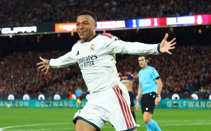 Mbappé llega a 100 goles con el Real Madrid y firma doblete ante el Barcelona