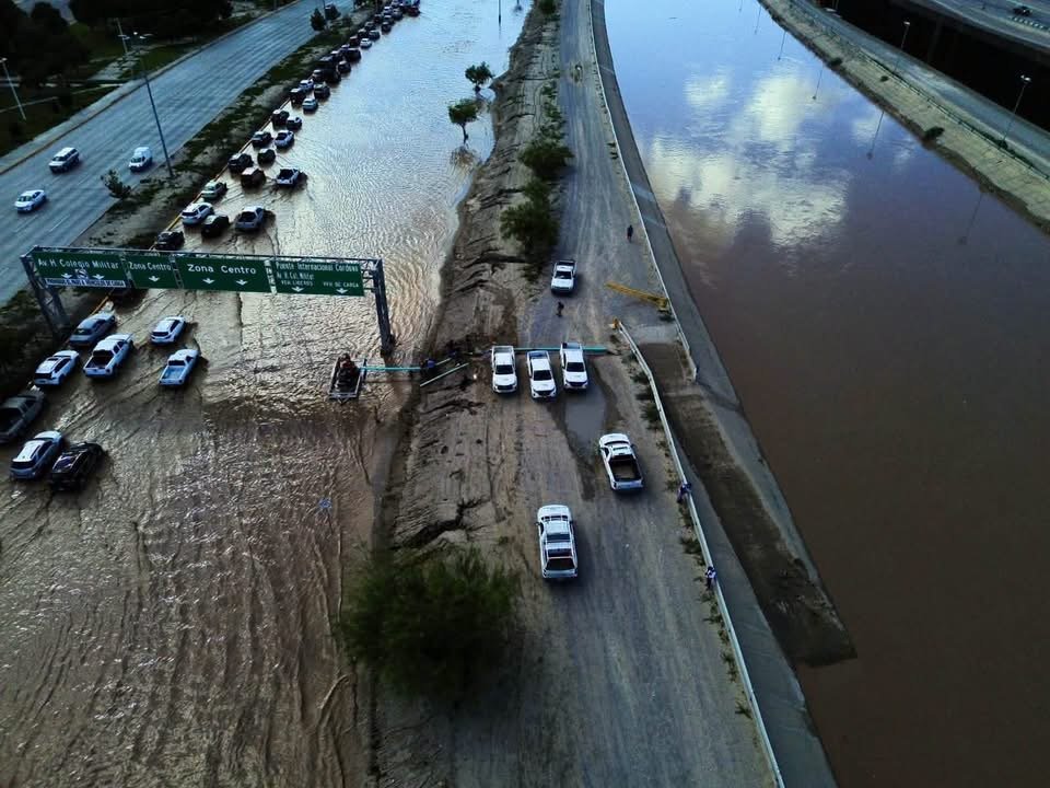 Bombean agua para evitar desbordamientos en Río Bravo
