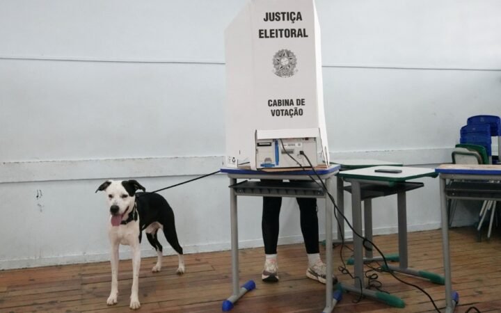 Cierran los colegios electorales en Brasil y empieza el recuento de votos