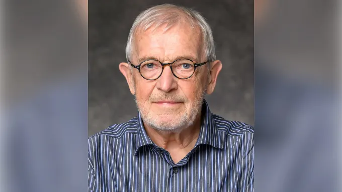 Otorgan el Premio Nobel de Física a Francis Halzen por su trabajo en la detección de partículas cósmicas