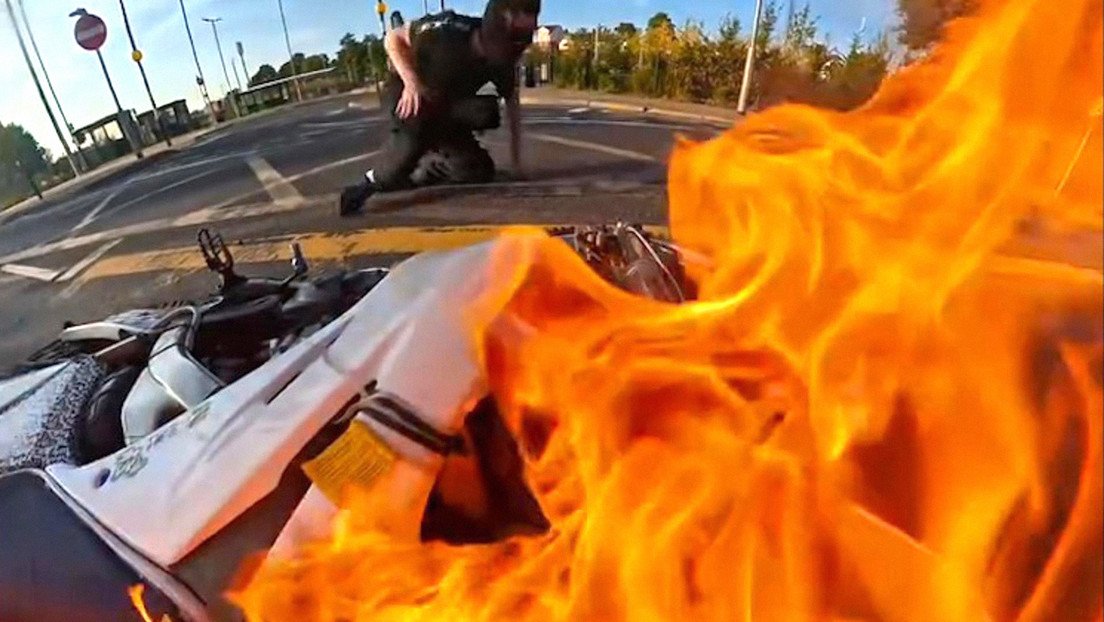 Creador de contenido capta su propio atropello mientras su moto arde en llamas