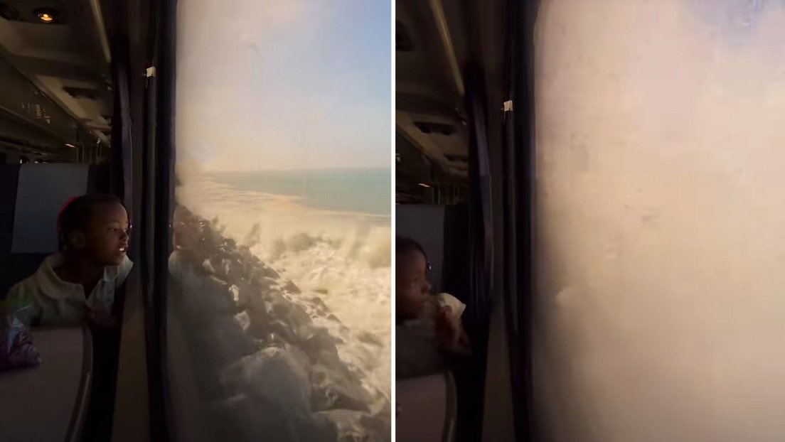 La fuerza del mar sorprende a viajeros en un tren costero