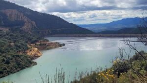 Profepa ordena cierre temporal de depósito minero por derrame en el río Súchil