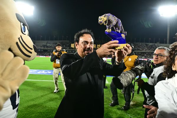 Hugo Sánchez recibió homenaje de Pumas por 50 años de su debut