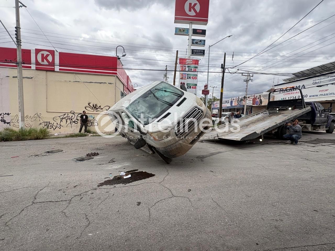 Choque volcadura en la colonia Obrera deja cuantiosos daños materiales
