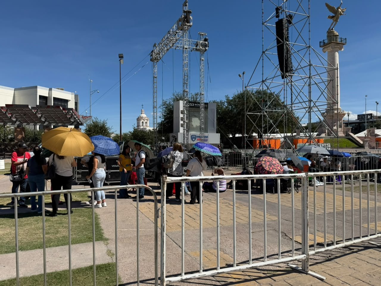 Cierran calles junto a Plaza del Ángel por concierto de Alejandro Fernández, llegan las primeras asistentes