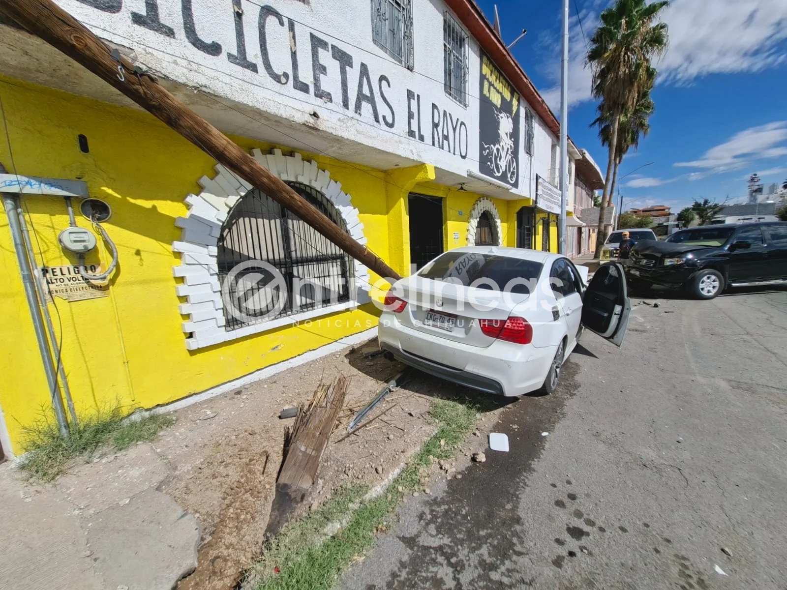 Conductor pierde el control y choca contra camioneta en boulevard Díaz Ordaz