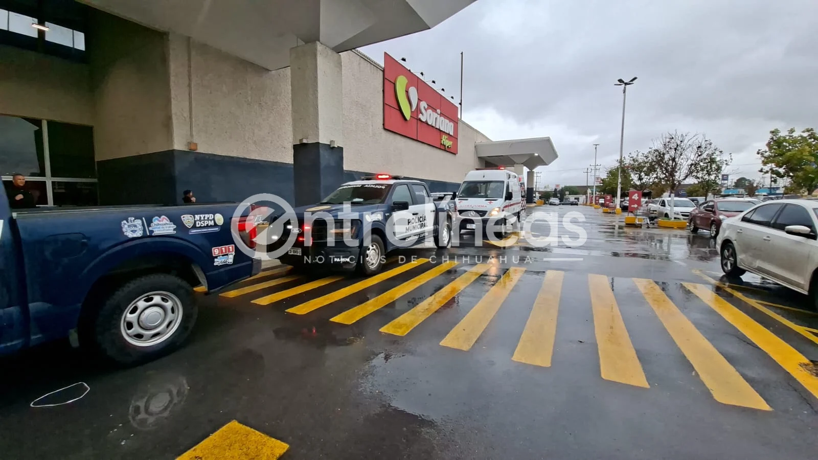 Policías salvan a hombre de sobredosis en Soriana Tecnológico