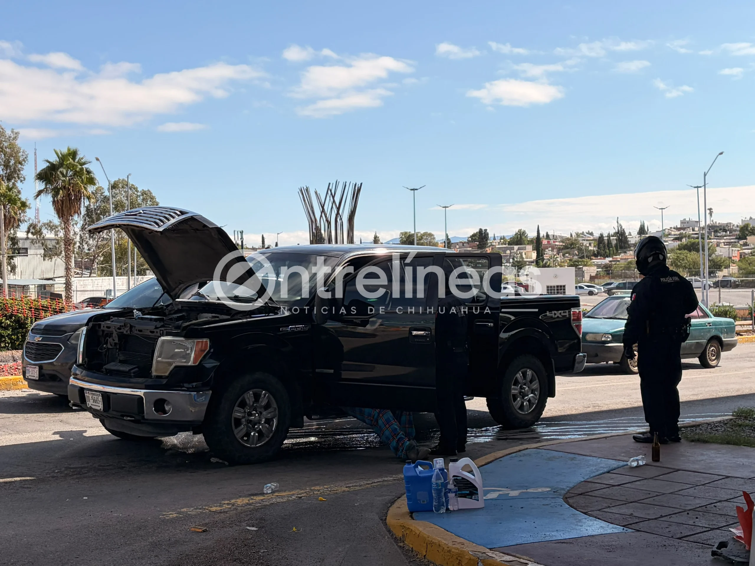 Se incendia camioneta en Periférico de la Juventud y Ortiz Mena