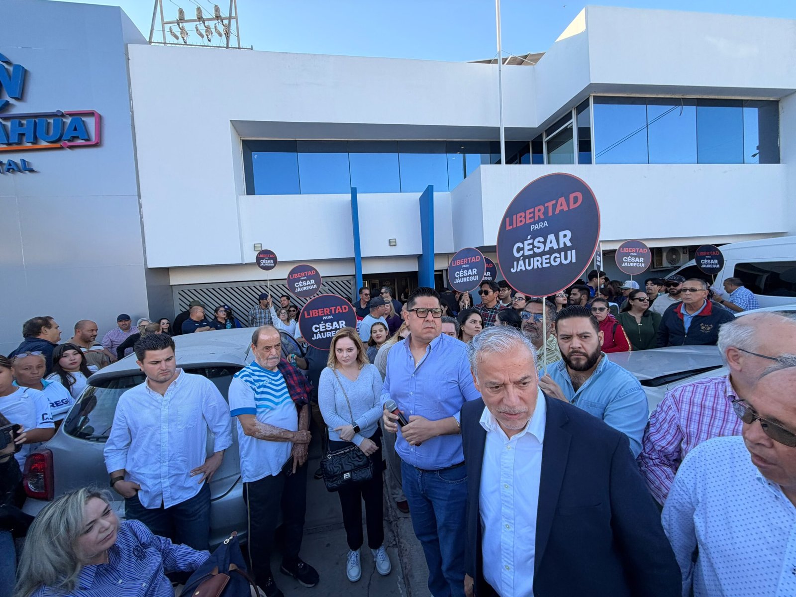 Realizan manifestación a favor de Jáuregui en las instalaciones del PAN; sostienen reunión privada con Daniela Álvarez