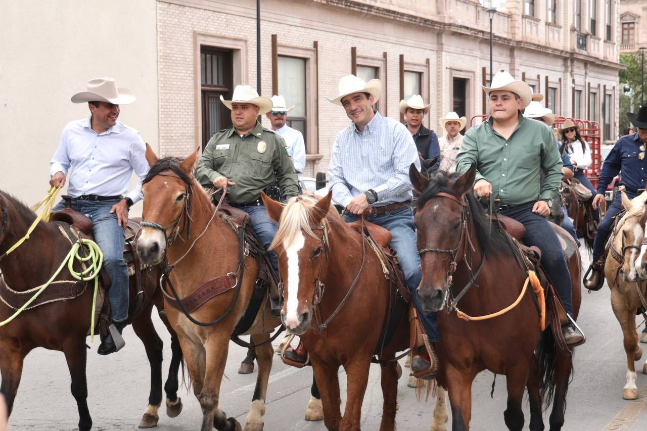Inicia Expogan en la Capital; René Chavira y jinetes realizan cabalgata desde Plaza del Angel