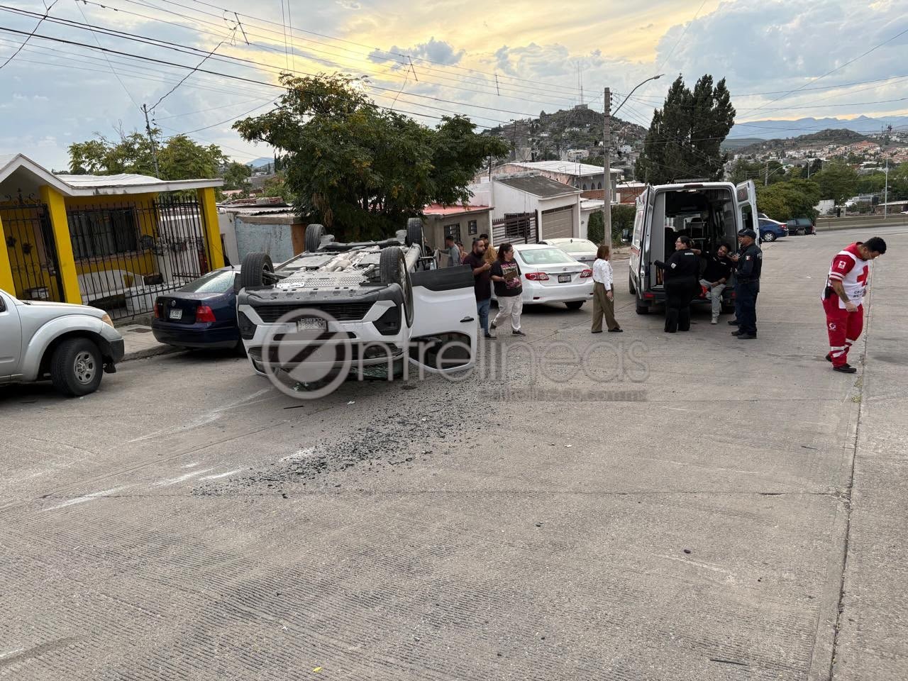Vuelca camioneta tras choque en la colonia Campesina; una mujer resulta lesionada
