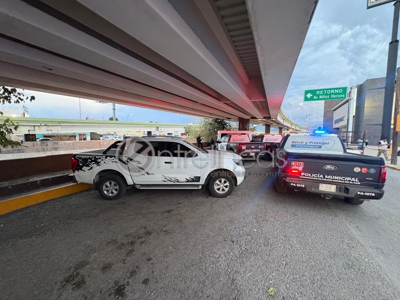 Recuperan en el Teófilo Borunda camioneta robada afuera de local de comida