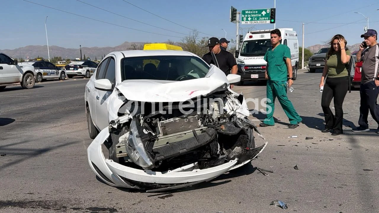 Fuerte choque en Circuito Universitario y Tecnológico deja cuantiosos daños materiales