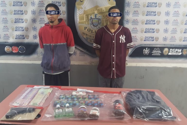 Capturó Policía Municipal a dos por presunto robo con violencia a negocio en Puerta Sabona; aseguró arma de utilería y recuperó productos