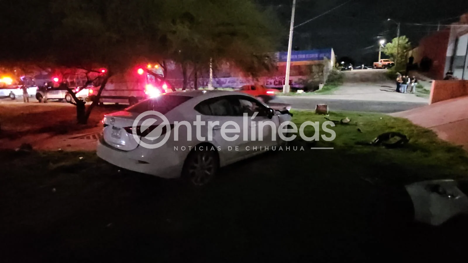 Conductor choca contra valla y cae 3 metros en Vialidad Los Nogales