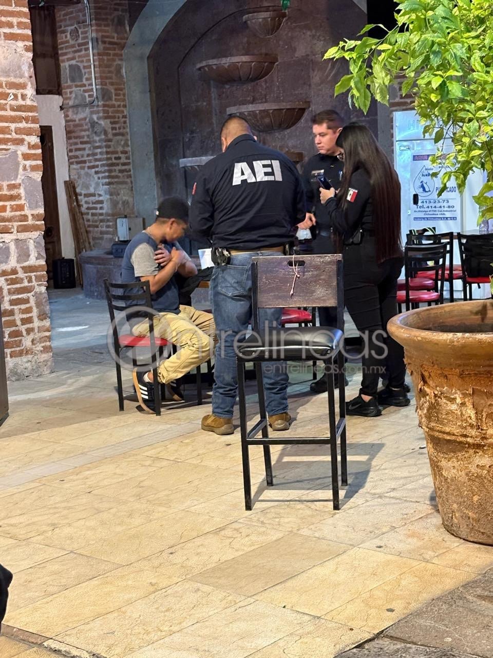 Hombre resulta lesionado con arma blanca tras riña en la entrada de Plaza del Mariachi