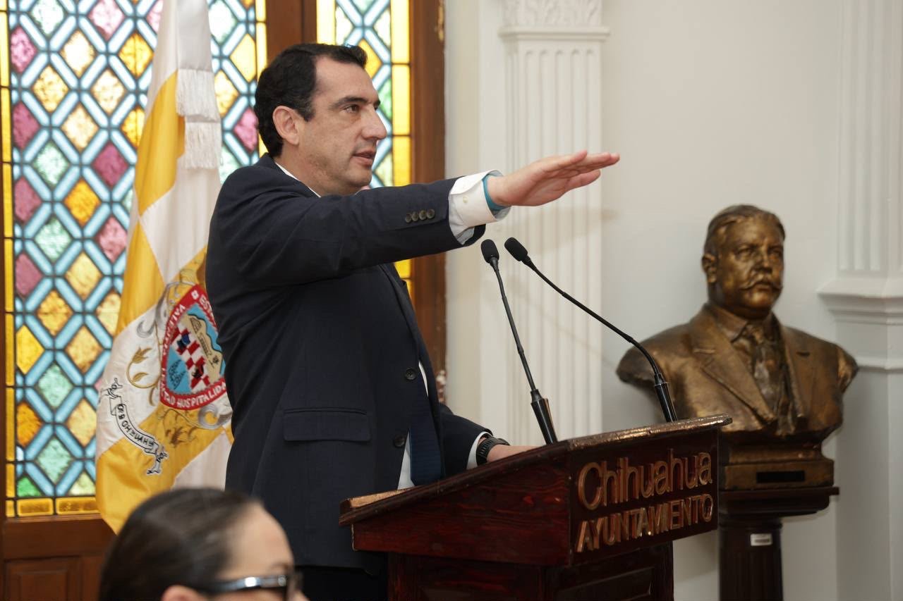 René Chavira rinde protesta como alcalde suplente de Chihuahua