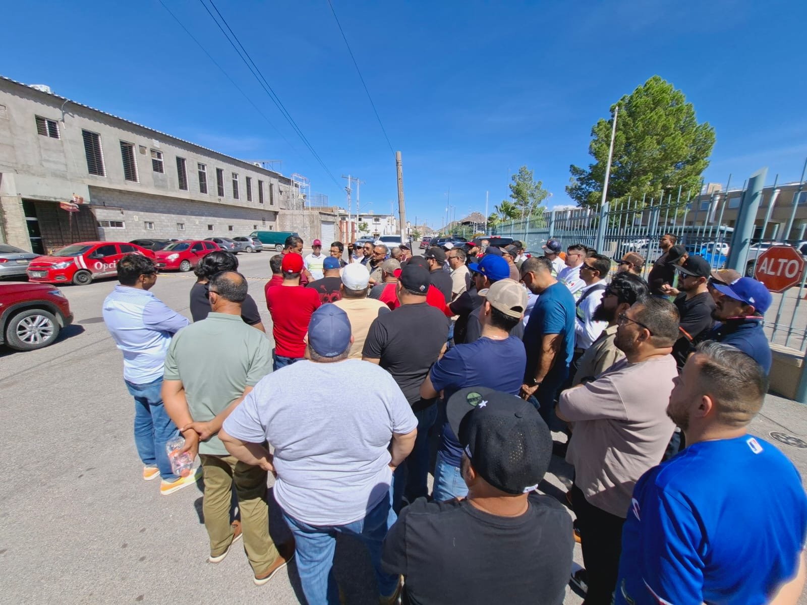 Protestan integrantes del Sindicato Ferrocarrilero al exterior de Ferromex