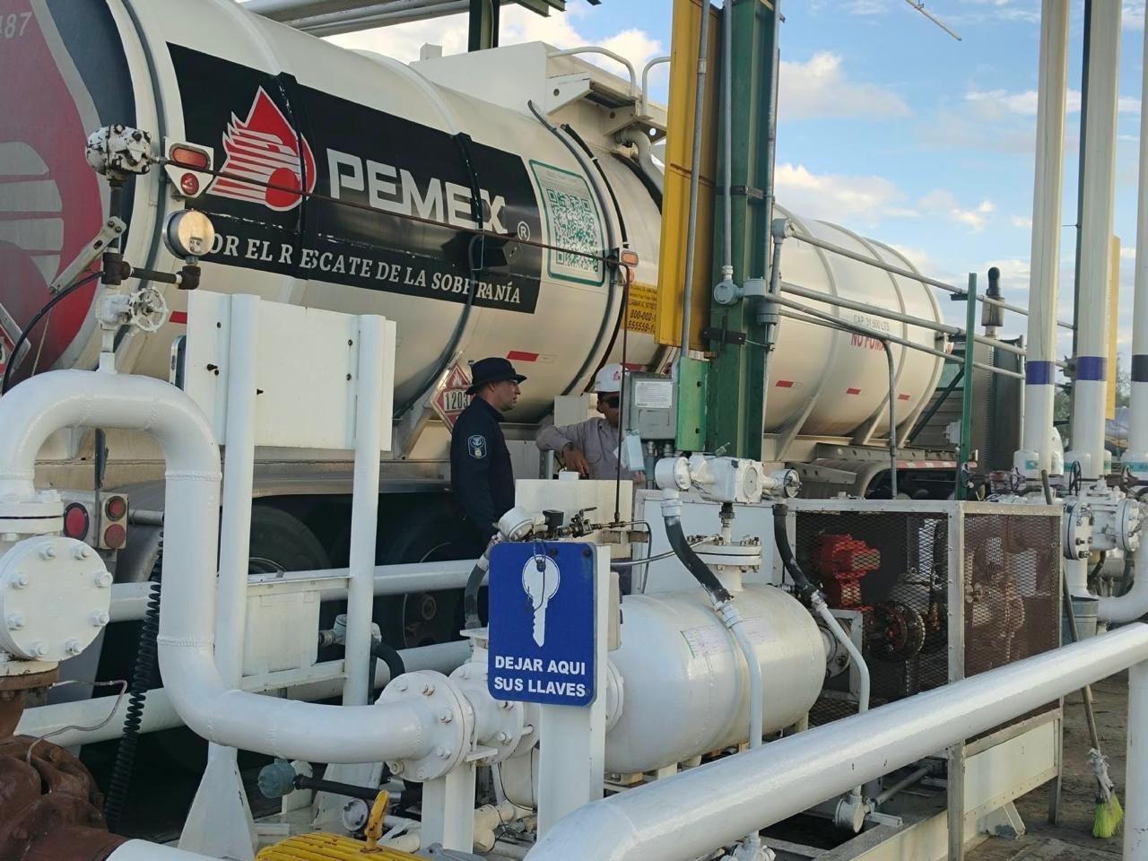 Brinda SSPE seguridad durante recuperación de combustible de pipa en Chihuahua