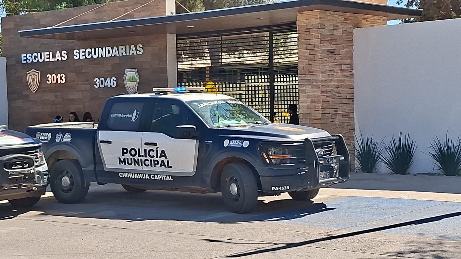 Moviliza a policías reporte de presunta arma en mochila de alumno de secundaria en Villa Juárez
