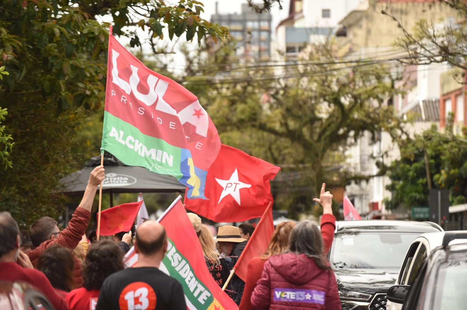 Brasil amplía dos horas la votación; Lula encabeza el primer corte con 0.25 % contabilizado