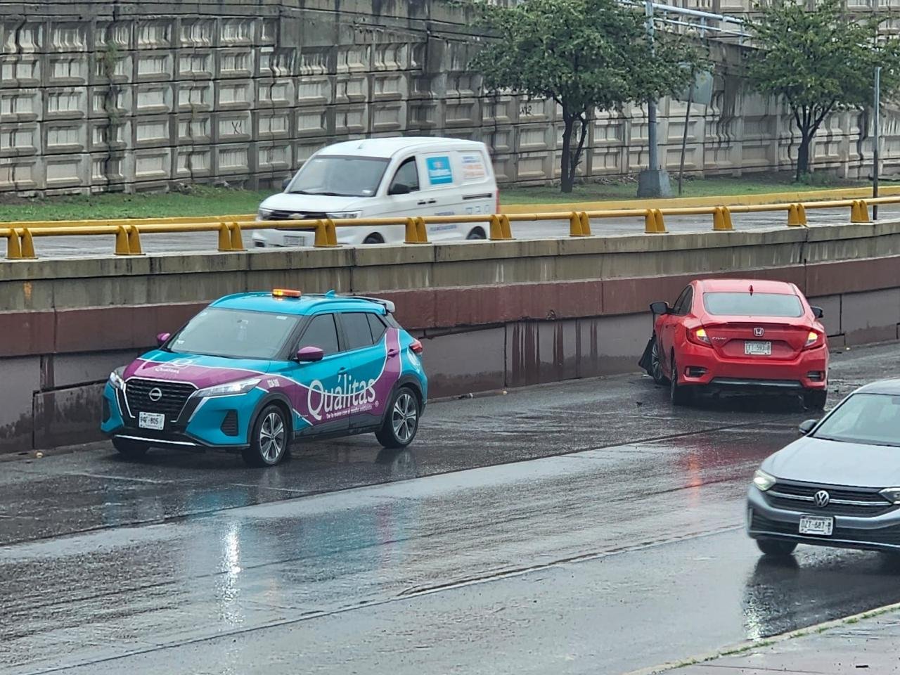 Pavimento mojado provoca choque de Honda Civic contra muro en el Periférico de la Juventud